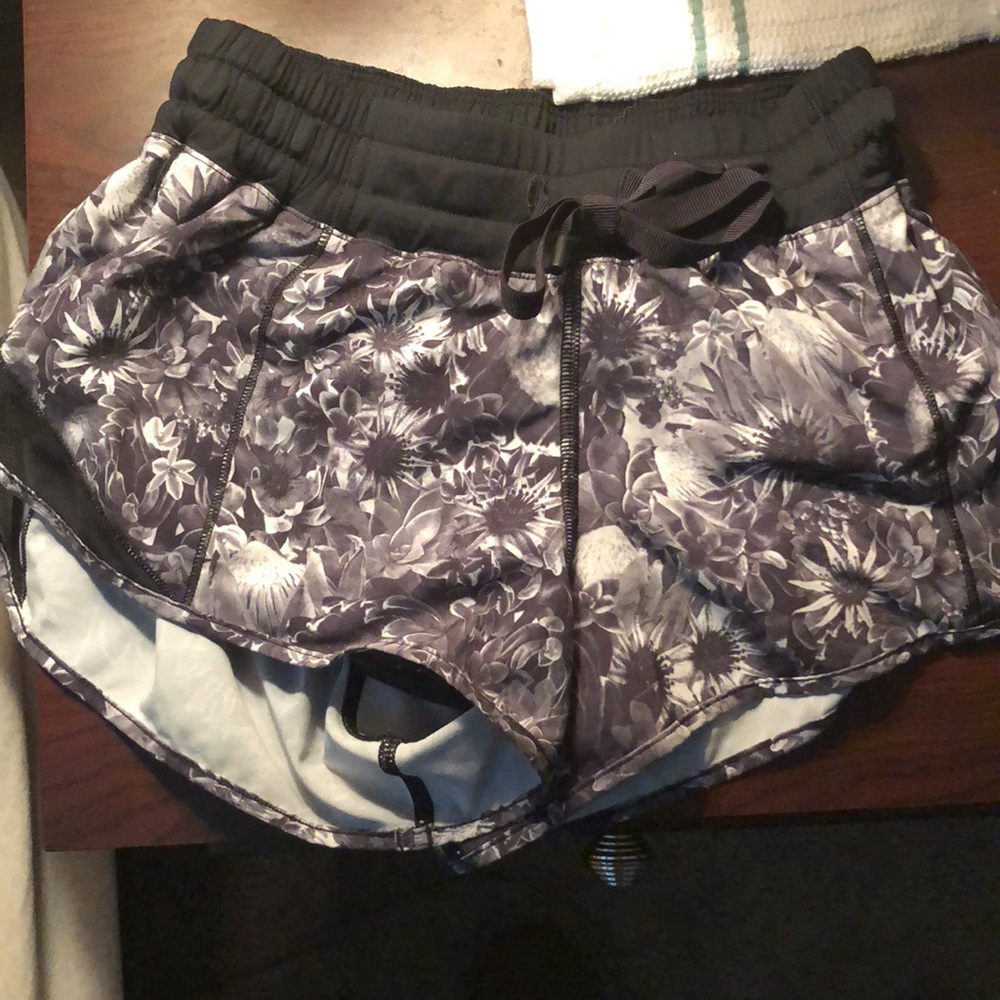 Floral lululemon hotty hot shorts 2”